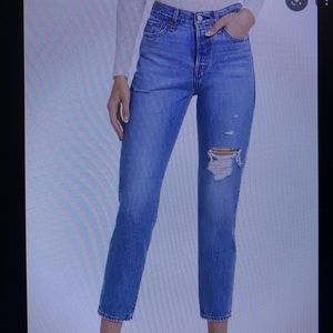 Size 27 Levi’s! In great condition. Only a year old.